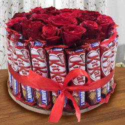 Delightful Arrangement of Kitkat with Red Roses to Alwaye