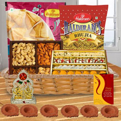 Exclusive Sweets N Snacks Gift Hamper to Tirur