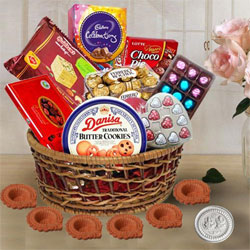 Wonderful Chocolate Gifts Basket for Diwali to Alwaye