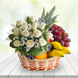 Supple Gift of White Roses Bunch N Fresh Fruits Basket