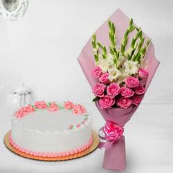Lovely Roses n Gladiolus Bouquet with Strawberry Cake to Karunagapally