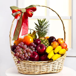 Mouth-Watering Fresh Fruits Gift Basket to Uthagamandalam