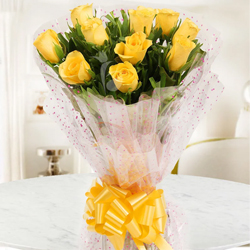 Tropical 10 Yellow Roses Bunch for Special Celebration