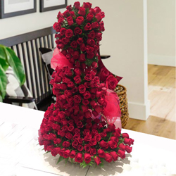 5 ft Long Arrangement of 150 Red Roses to Alwaye