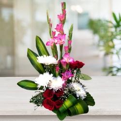 Cheerful Mixed Flowers Arrangement to Karunagapally