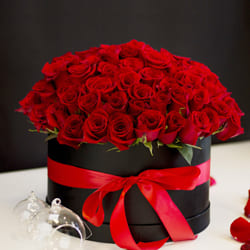 Beautiful Arrangement of Red Roses in Black Hat Box to Karunagapally