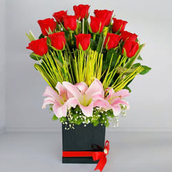 Premium Red Roses n Pink Lilies Gift Box to Punalur