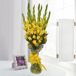 Lovely Bouquet of Yellow Gladiolus n Roses to Rajamundri