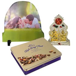Amusing Personalized Anniversary Presents Hamper to Punalur