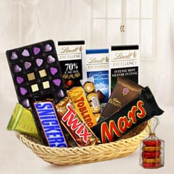 Popular Temptation Basket of Assorted Chocolates to Uthagamandalam