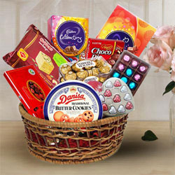 Outstanding Mothers Day Goodies Hamper to Tirur