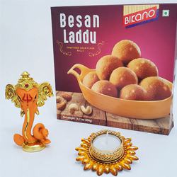 Admirable Gift of Besan Laddoo with Ganesha Idol N Candle to Stateusa_di.asp