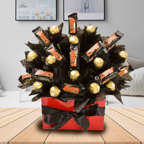 Tasty Bouquet of Mars and Ferrero Rocher Chocolate to Marmagao