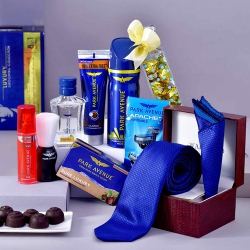 Stunning Assorted Grooming Kits Hamper for Dad to Alwaye