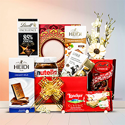 Decadent Chocolate Delight Hamper to Muvattupuzha