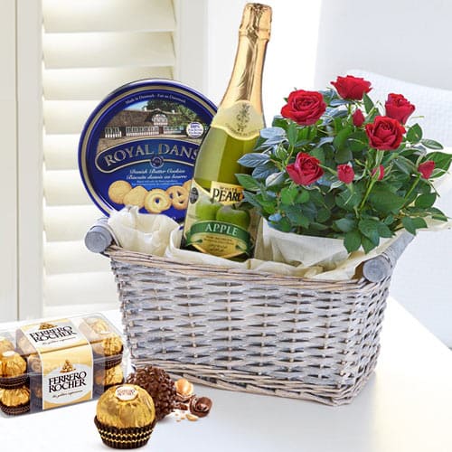 Delicious Gourmet Gift Basket with Red Rose Bouque... to Uthagamandalam