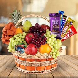 Mouth-Watering Gift Hamper of Assorted Chocolates n Fresh Fruits