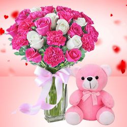 Splendid Gift of Roses n Carnations in Vase with a Soft Teddy