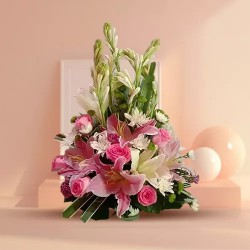 Exquisite Arrangement of Mixed Flowers to Alwaye