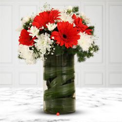 Stunning Gerberas N Daisies Vase Arrangement to Tirur