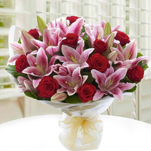 Lovely Lilies n Roses Bunch to Nipani