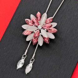 Fashionable Crystal Flower Pendant Necklace