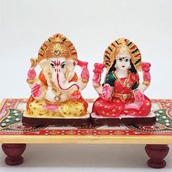 Gorgeous Gift of Moulded Lakshmi Ganesha Idol on Chowki to Stateusa_di.asp